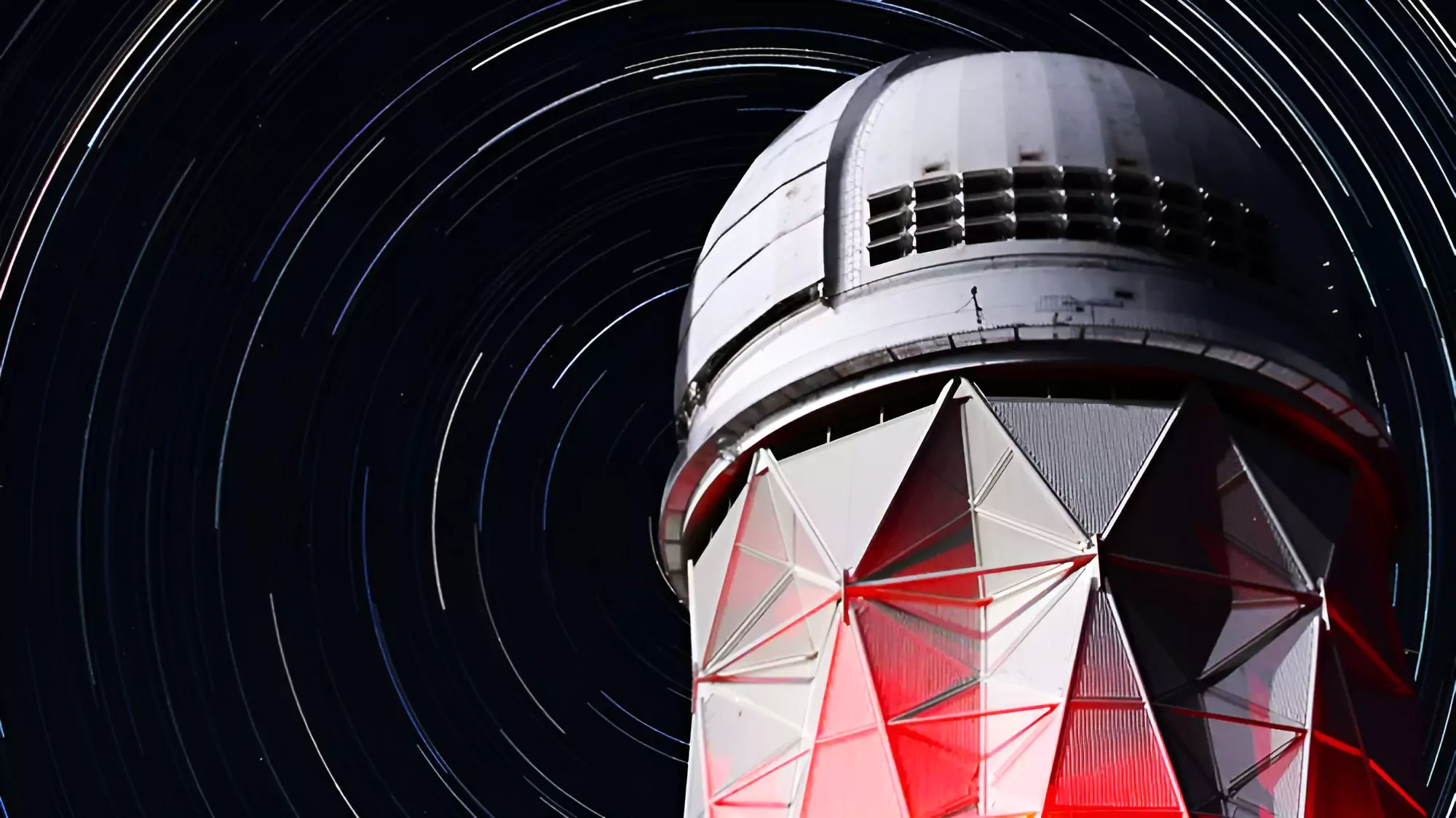 Sob um céu em movimento, as trilhas das estrelas circundam a imponente cúpula de 14 andares do Telescópio Mayall. Em breve, o local receberá o Espectrógrafo de Energia Escura (DESI), que ajudará cientistas a desvendar os mistérios da expansão do universo.
Crédito: P. Marenfeld / NOAO / AURA / NSF