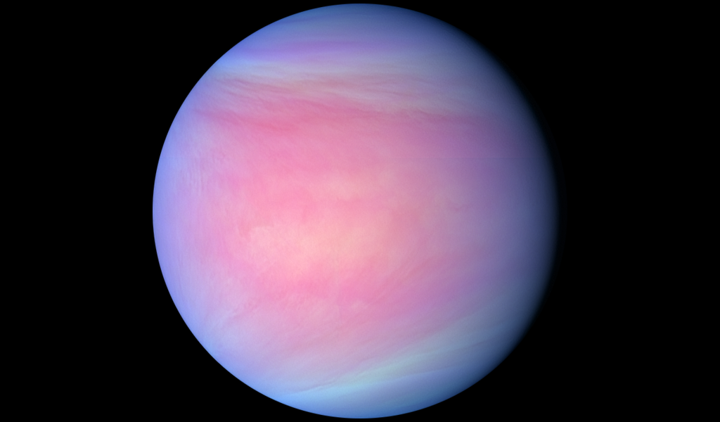 Imagem em cores falsas de Vênus, criada a partir da combinação de imagens de 283 nm (azul) e 365 nm (verde) capturadas pela câmera ultravioleta (UVI) da sonda Akatsuki, com uma imagem de 900 nm (vermelho) registrada pela câmera infravermelha (IR1). O dióxido de enxofre absorve luz na faixa de 283 nm, por isso aparece em menor quantidade nas regiões azuladas da imagem. (Crédito: Equipe do Projeto PLANET-C)