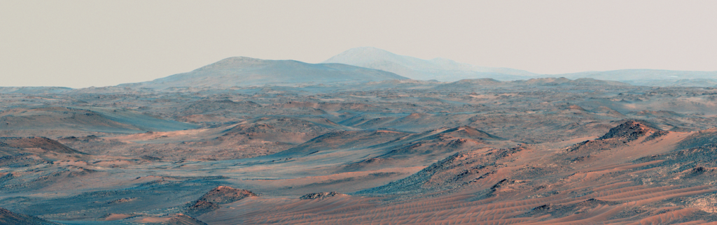 Vista panorâmica da região Mont Musard em Marte, registrada pelo rover Perseverance da NASA, mostrando formações rochosas marcianas e, ao fundo, a área conhecida como Lac de Charmes.