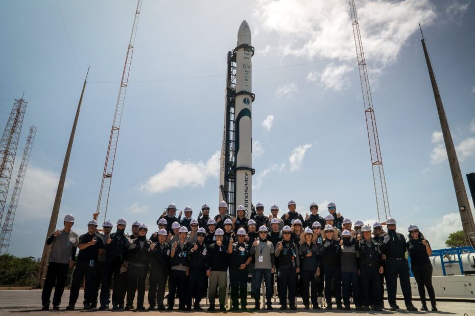 Foguete HANBIT-Nano no pad de lançamento do Centro de Lançamento de Alcântara, com a equipe técnica da missão Spaceward posicionada à frente durante os preparativos finais.