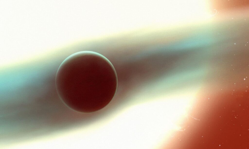 Ilustração detalhada do exoplaneta WASP-121 b em zoom, destacando sua atmosfera expandida e escape de material.