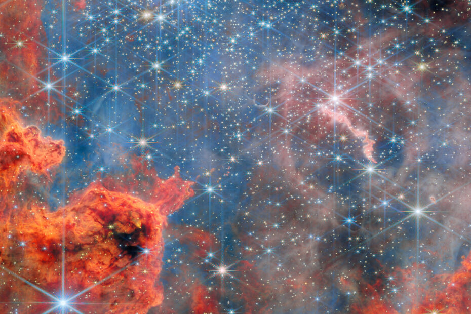 Dwarf stars in a glittering sky Oh, the lights are shining so brightly everywhere ✨ As we wrap up 2025, NASA's Webb telescope captured a star-studded glimpse into Westerlund 2, a cosmic nursery that reminds us to look forward to the beauty of new beginnings. In this image, we can see for the first time, the full population of brown dwarfs in this massive star cluster. This data allows astronomers to learn more about how planets form in such massive young clusters. Brown dwarfs are objects that are bigger than planets, but smaller than stars. They’re star-like, but aren’t big enough to fully sustain fusion. There are plenty of stars in this image as well. The swirls of orange and red gas are material being moved and shaped by the cluster’s radiation, while the tiny stars threaded throughout are just beginning to shine. You can also see bigger and brighter stars. These are much closer to us. Intense energy from the newborn stars here carves shapes into the surrounding nebula and drives the cycle of cosmic creation. Credit: ESA/Webb, NASA & CSA, V. Almendros-Abad, M. Guarcello, K. Monsch, and the EWOCS team. Read more: esawebb.org/images/potm2512a/ Imagem do aglomerado estelar Westerlund 2 capturada pelo telescópio James Webb, mostrando anãs marrons, estrelas jovens e nuvens de gás e poeira vermelhas e rosadas em um berçário estelar.