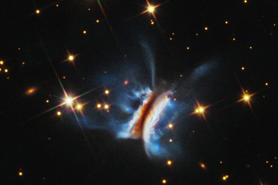 Imagem do Telescópio Espacial Hubble mostrando o maior disco protoplanetário já observado, um ambiente caótico e turbulento onde novos planetas estão se formando ao redor da jovem estrela IRAS 23077+6707, apelidada de “Dracula’s Chivito”.