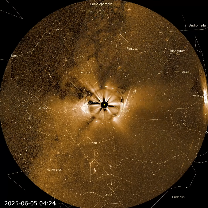 Imagem panorâmica da missão PUNCH mostrando o céu ao redor do Sol, com constelações identificadas e estruturas do vento solar visíveis ao redor da coroa solar