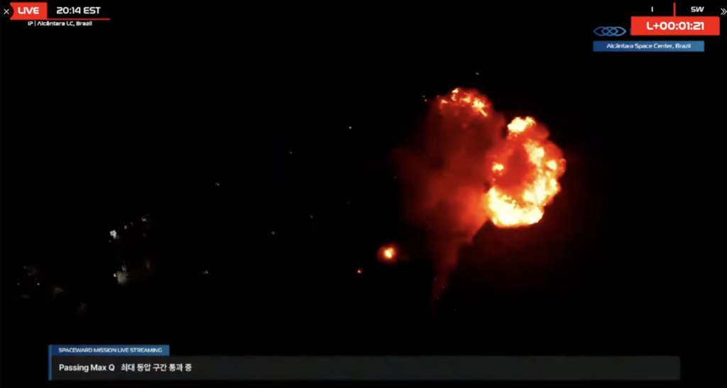 Explosão do foguete da Innospace cerca de 50 segundos após o lançamento a partir do Centro Espacial de Alcântara, no Maranhão, registrada durante transmissão ao vivo, com uma grande bola de fogo iluminando o céu noturno.