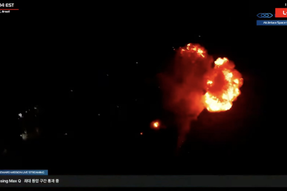 Explosão do foguete da Innospace cerca de 50 segundos após o lançamento a partir do Centro Espacial de Alcântara, no Maranhão, registrada durante transmissão ao vivo, com uma grande bola de fogo iluminando o céu noturno.