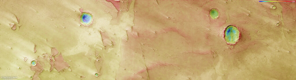 Mapa topográfico colorido da região Idaeus Fossae em Marte, criado a partir de dados da Mars Express. As áreas mais baixas aparecem em tons de azul e roxo, enquanto regiões elevadas são mostradas em amarelo, rosa, vermelho e branco. O mapa destaca crateras circulares profundas e sutis cristas que cortam a superfície.