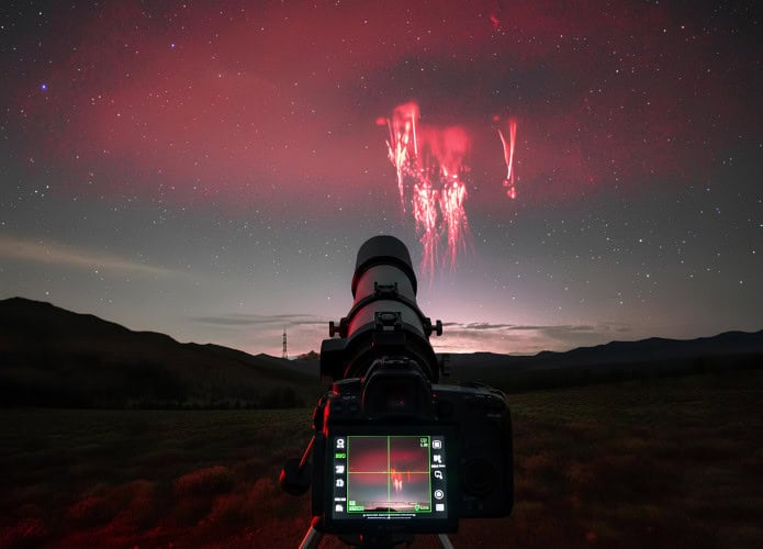 Sprites vermelhos iluminam a alta atmosfera durante uma tempestade, registrados por uma câmera apontada para o céu noturno em um campo aberto.
