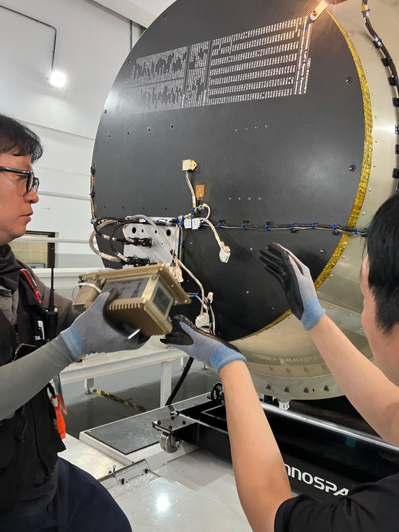 Integração do Sistema de Navegação Inercial/GNSS (SNI) ao foguete, mostrando o equipamento sendo preparado para testes de voo.