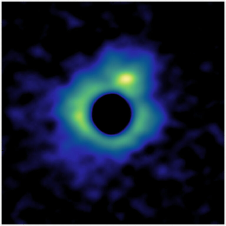 Imagem da linha molecular de SiO (monóxido de silício) observada pelo ALMA, usada para comparar a emissão gasosa com registros de poeira obtidos pelo VLT, permitindo estudar como partículas de poeira se condensam a partir do gás. Crédito: K. Ohnaka, ALMA (ESO/NAOJ/NRAO).