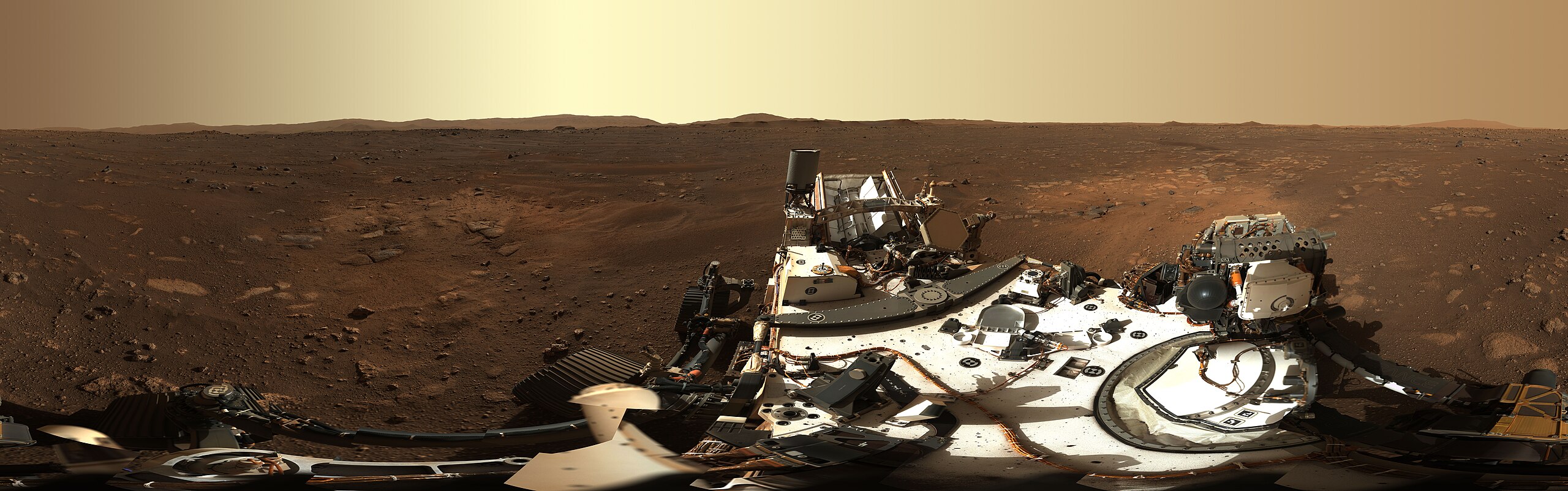 Primeira panorâmica 360 graus capturada pela Mastcam-Z do rover Perseverance, composta por 142 imagens que mostram o terreno de Jezero Crater, incluindo formações rochosas distantes e o contorno da cratera no horizonte.
