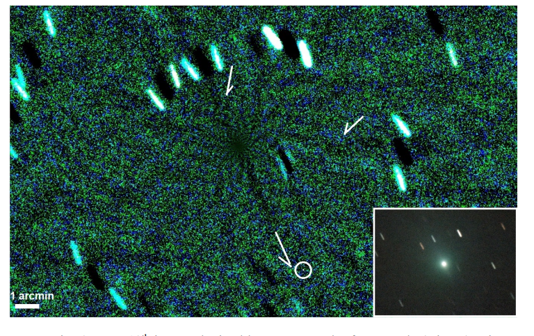 Imagem do cometa 3I/ATLAS registrada em 19 de novembro usando um telescópio C6, mostrando o cometa em negativo após filtragem Larson–Sekanina. A imagem evidencia a anticauda apontando para o ponto subsolar, além de múltiplos jatos e estruturas onduladas saindo do falso núcleo.