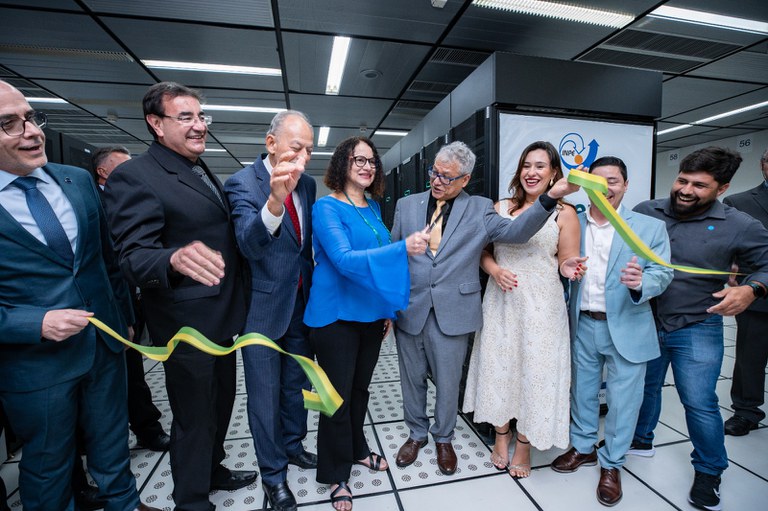 Imagem da ministra Luciana Santos durante a inauguração do supercomputador Jaci no Inpe, ao lado do novo sistema de alto desempenho que marca um avanço para a ciência brasileira.