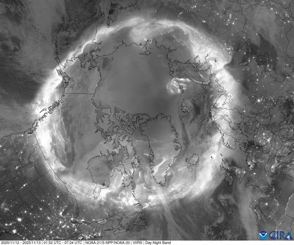 Aurora boreal sobre o Polo Norte durante uma tempestade solar, mostrando o aumento de prótons de alta energia — um raro Pico de Prótons Tempestade Solar detectado pelos instrumentos da missão Swarm.
