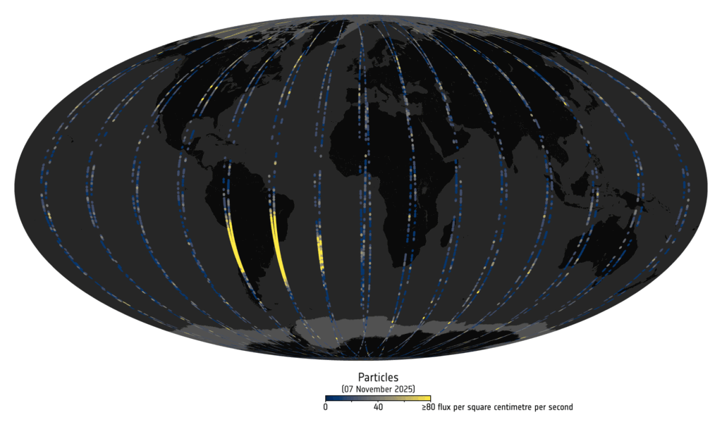 Visualização do fluxo de prótons de alta energia nas regiões polares captado pela missão Swarm, evidenciando um raro Pico de Prótons Tempestade Solar durante uma tempestade geomagnética.
