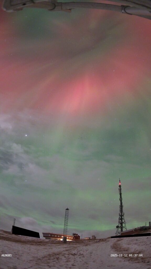 Aurora de prótons registrada sobre a Noruega durante a tempestade solar de novembro de 2025, evidenciando os efeitos do raro Pico de Prótons Tempestade Solar detectado pela missão Swarm.