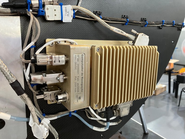 Sistema de Navegação Inercial/GNSS (SNI) brasileiro pronto para integração em foguetes, representando tecnologia nacional para navegação precisa em lançamentos espaciais.