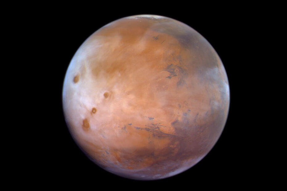 magem da atmosfera de Marte mostrando a formação e dissipação de nuvens de gelo ao longo de um dia marciano, ajudando a compreender o clima do planeta vermelho.