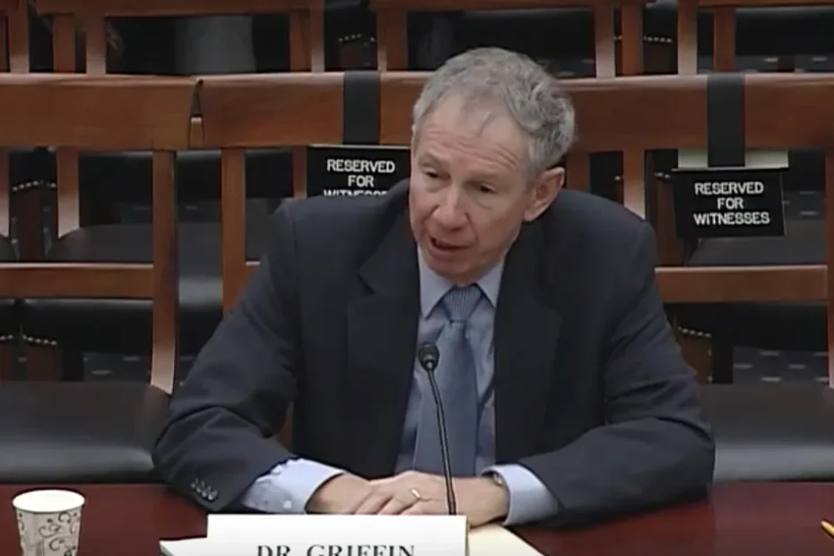 Mike Griffin, ex-administrador da NASA (2005–2009), aparece sentado diante de um microfone enquanto testemunha perante o Comitê de Ciência da Câmara dos EUA.Crédito: House Science Committee webcast.