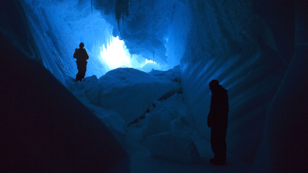 Caverna de gelo na Antártida, no Erebus Glacier Tongue, que inspirou o design de domos de gelo propostos para habitats humanos em Marte