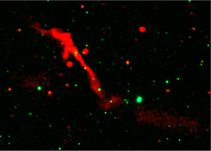 Imagem de r&aacute;dio do LOFAR sobreposta a dados &oacute;pticos do Pan-STARRS revela o jato interno brilhante da gal&aacute;xia J1007+3540, indicando o despertar de um buraco negro supermassivo adormecido.