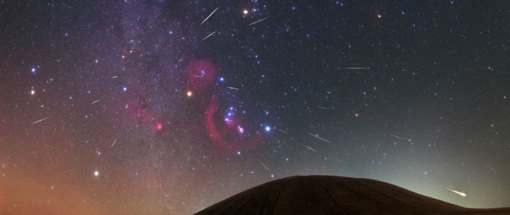 Meteoros da chuva de meteoros Oriônidas cruzando o céu noturno, com trilhas luminosas partindo da região da constelação de Órion.