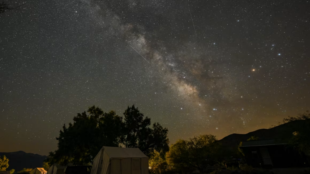 Chuva de meteoros Líridas e a Via Láctea visíveis no céu noturno acima de Panamint Springs, na Califórnia, durante o mês de abril.