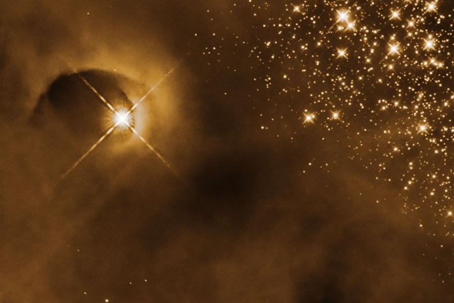 Imagem do Telescópio Espacial Hubble mostra uma cavidade curva esculpida em uma nuvem de gás por uma protoestrela, resultado da ejeção de matéria durante sua formação.