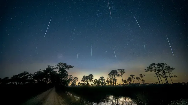 Meteoros da chuva de meteoros Eta Aquáridas riscando o céu noturno, fenômeno visível principalmente no hemisfério sul durante seu pico anual.