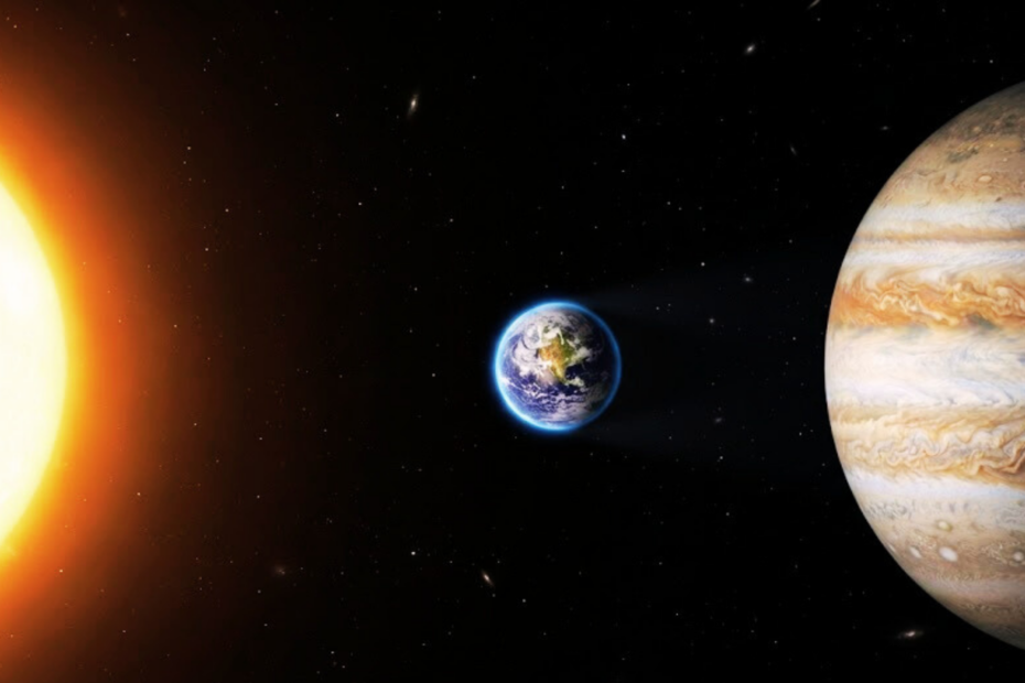 Planeta Júpiter observado durante a oposição, aparecendo brilhante no céu noturno, com suas faixas de nuvens bem definidas e luas galileanas visíveis ao redor.