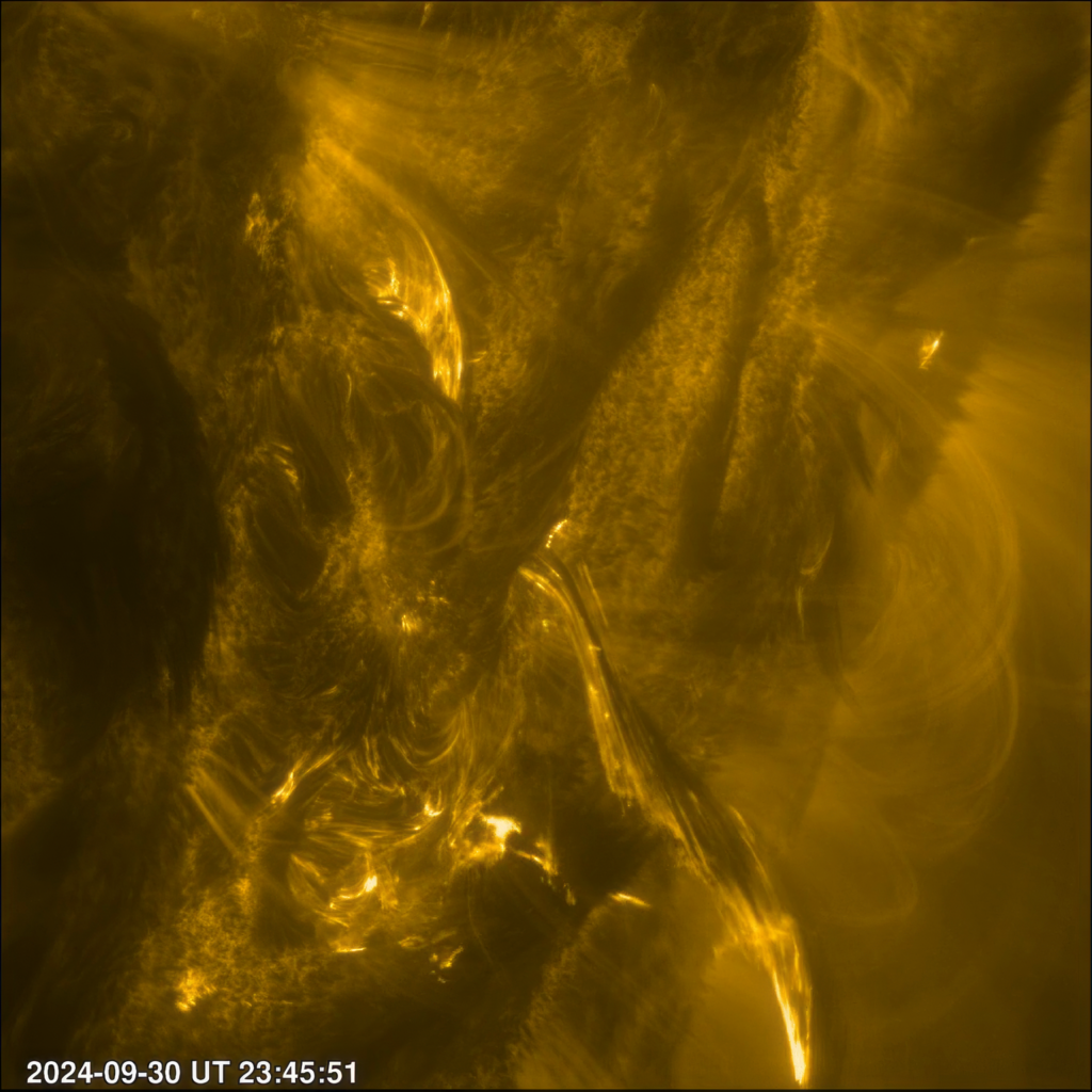 Imagem de alta resolução do Sol captada pela missão Solar Orbiter, mostrando o momento imediatamente anterior à liberação de uma intensa erupção solar de classe M, com filamentos magnéticos e plasma em movimento.