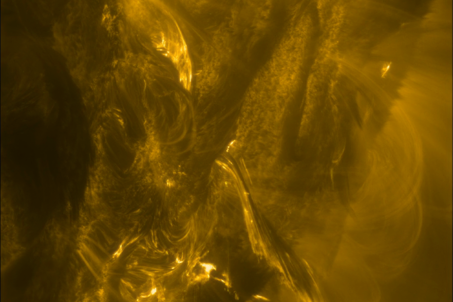 Imagem de alta resolução do Sol captada pela missão Solar Orbiter, mostrando o momento imediatamente anterior à liberação de uma intensa erupção solar de classe M, com filamentos magnéticos e plasma em movimento.