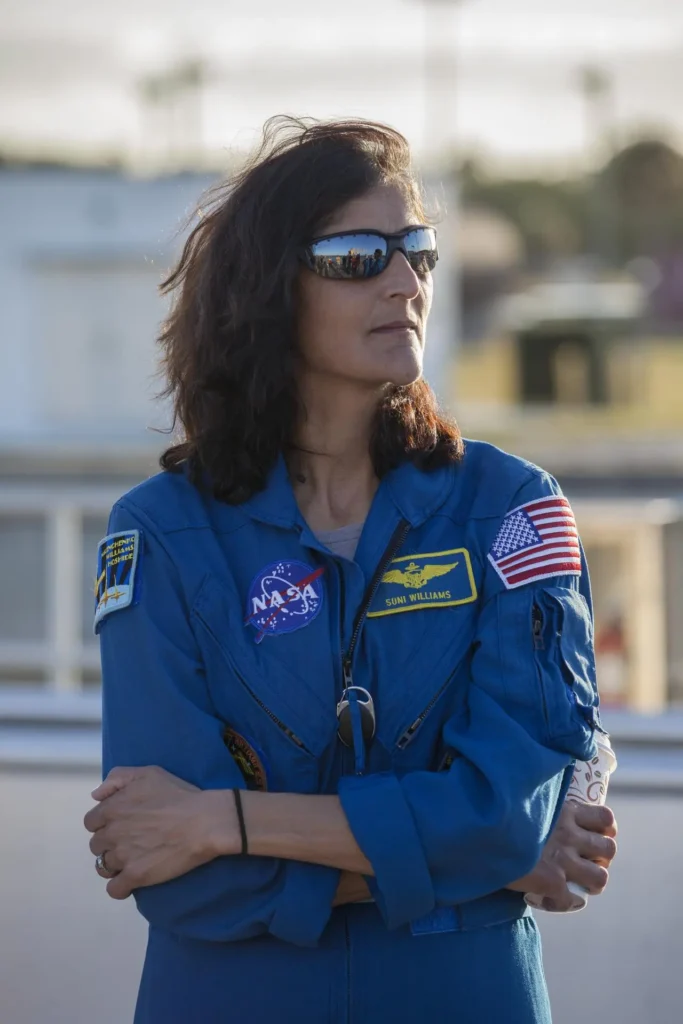 Astronauta da NASA Suni Williams em p&eacute; no Naval Ordnance Test Unit basin, na Esta&ccedil;&atilde;o da For&ccedil;a A&eacute;rea de Cabo Canaveral, na Fl&oacute;rida, durante atividades em terra, em mar&ccedil;o de 2018.