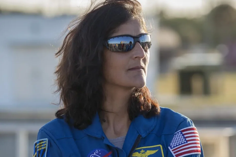 Astronauta da NASA Suni Williams em pé no Naval Ordnance Test Unit basin, na Estação da Força Aérea de Cabo Canaveral, na Flórida, durante atividades em terra, em março de 2018.