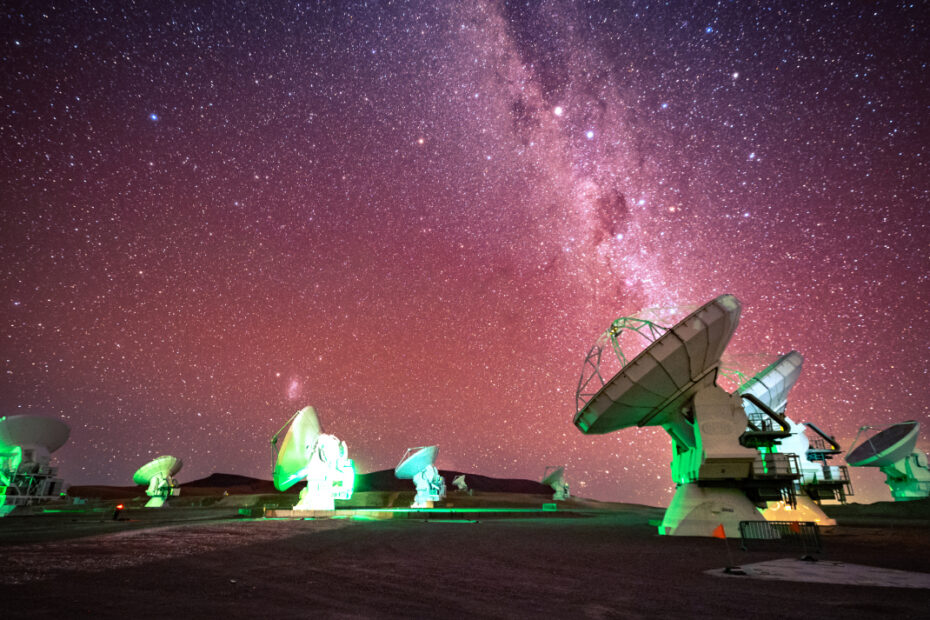 Imagem da Via Láctea observada pelo radiotelescópio ALMA, destacando nuvens de gás e regiões de formação estelar com alta resolução.