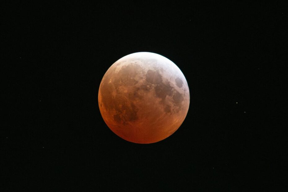 Foto da Lua de Sangue durante o Eclipse Lunar Total de 14 de março de 2025, registrada no NASA Glenn Research Center em Brook Park, Ohio.