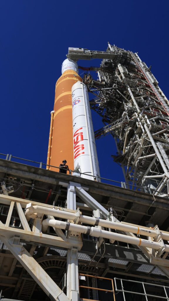 Foguete SLS da missão Artemis II na plataforma 39B do Kennedy Space Center com a nave Orion e sistema de escape antes do lançamento rumo à órbita lunar.