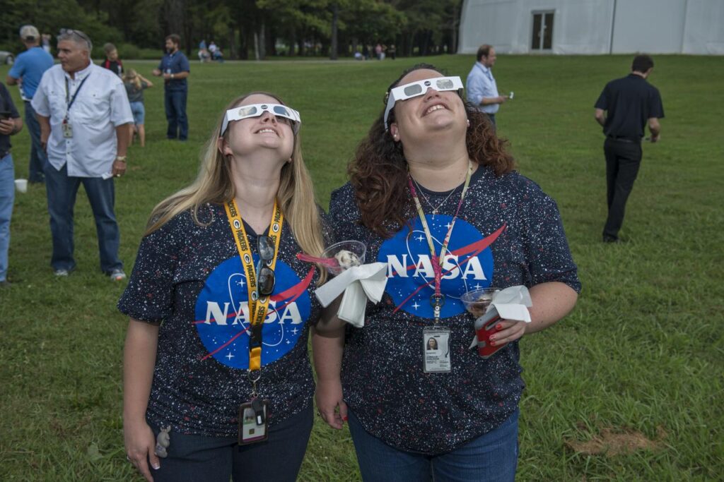 Pessoas observam o eclipse solar de 21 de agosto de 2017 no Marshall Space Flight Center, no Alabama, com quase todo o disco solar encoberto pela Lua durante a ocultação de 97%.