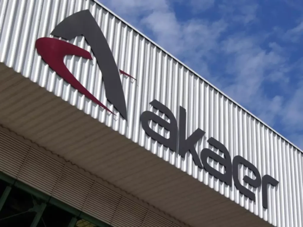 Logotipo da Akaer em fachada de prédio corporativo, empresa líder do consórcio do foguete brasileiro VLPP investigado pela Finep.