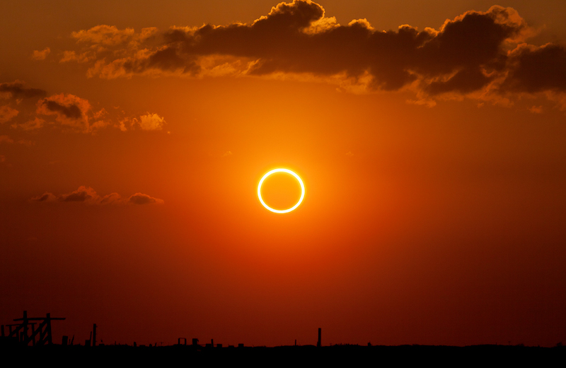 Eclipse solar anular observado do solo em 14 de outubro de 2023, mostrando o Sol como um anel de luz conhecido como anel de fogo durante o alinhamento com a Lua.