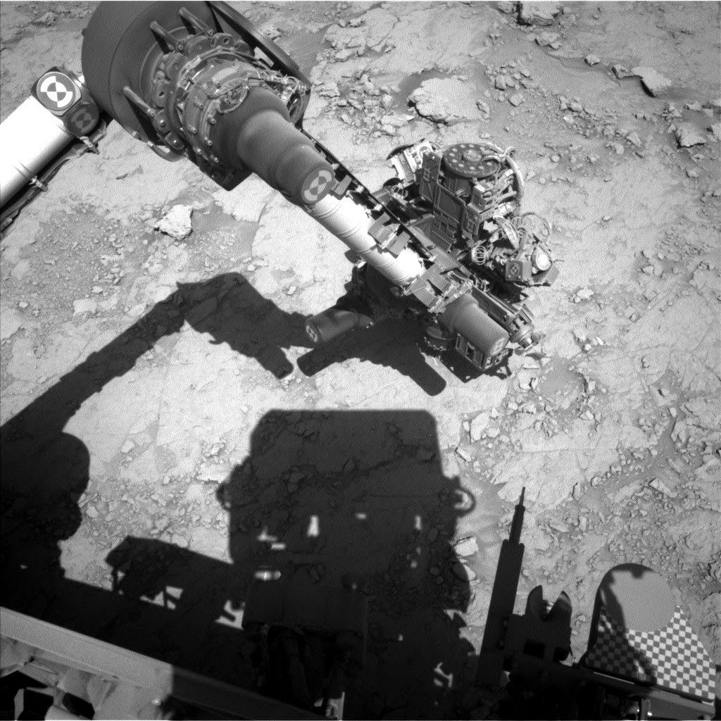 Exploração Boxwork em Marte pelo rover Curiosity mostrando o MAHLI após uso do DRT no alvo Altadena, com a sombra do mastro de sensoriamento no solo marciano