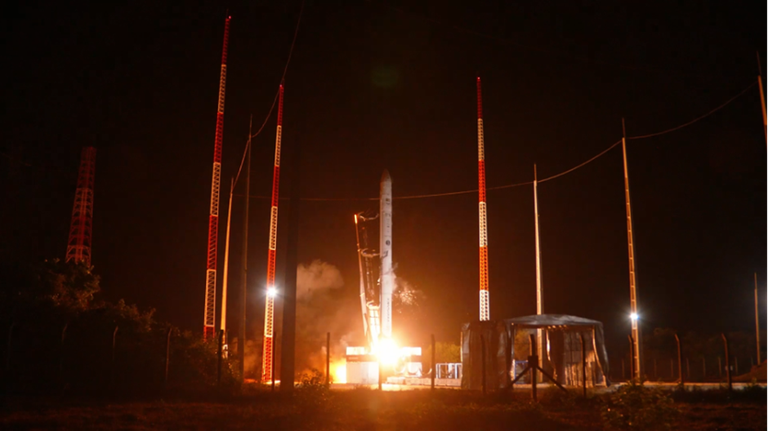 Foguete HANBIT-Nano decolando do Centro de Lançamento de Alcântara, no Brasil, em seu primeiro lançamento comercial