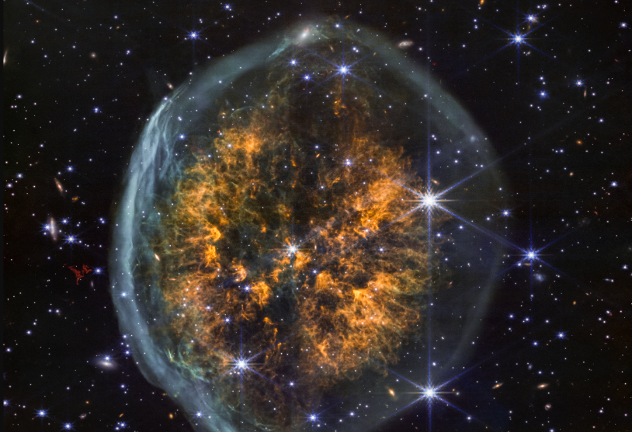 Nebulosa do Crânio Exposto (PMR 1) observada pelo Telescópio Espacial James Webb em infravermelho próximo revelando estrutura que lembra um cérebro no espaço.