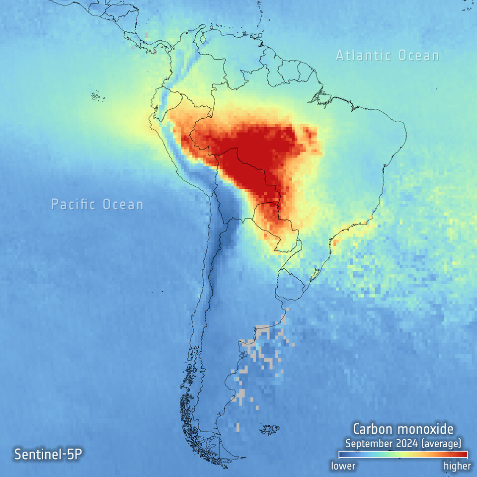 Comparação de emissões de monóxido de carbono na América do Sul em setembro de 2024, com dados do sistema CAMS e do satélite Sentinel-5P mostrando áreas afetadas por incêndios