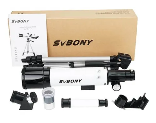Kit completo do telescópio refrator SVBONY SV501P com tubo óptico, tripé dobrado, oculares, acessórios e caixa original ao fundo.