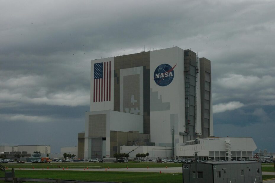 Nuvens de tempestade atrás do Vehicle Assembly Building no Kennedy Space Center antes da segunda tentativa de lançamento da missão STS-115 do ônibus espacial Atlantis em 2006.