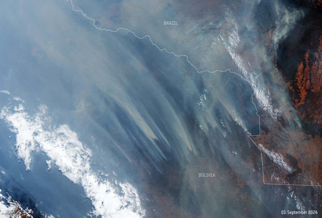 Imagem de satélite mostrando fumaça de incêndios florestais na Bolívia em setembro de 2024, capturada pelo satélite Sentinel-3 do programa Copernicus