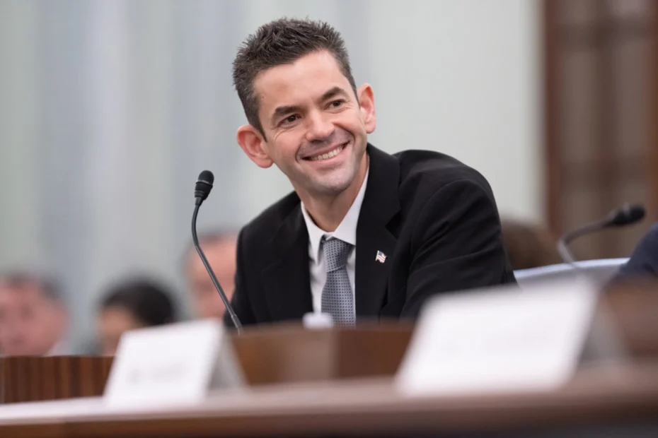 Jared Isaacman durante audiência no Comitê de Comércio, Ciência e Transporte do Senado dos EUA após sua indicação para o cargo de administrador da NASA. Créditos: NASA/Joel Kowsky