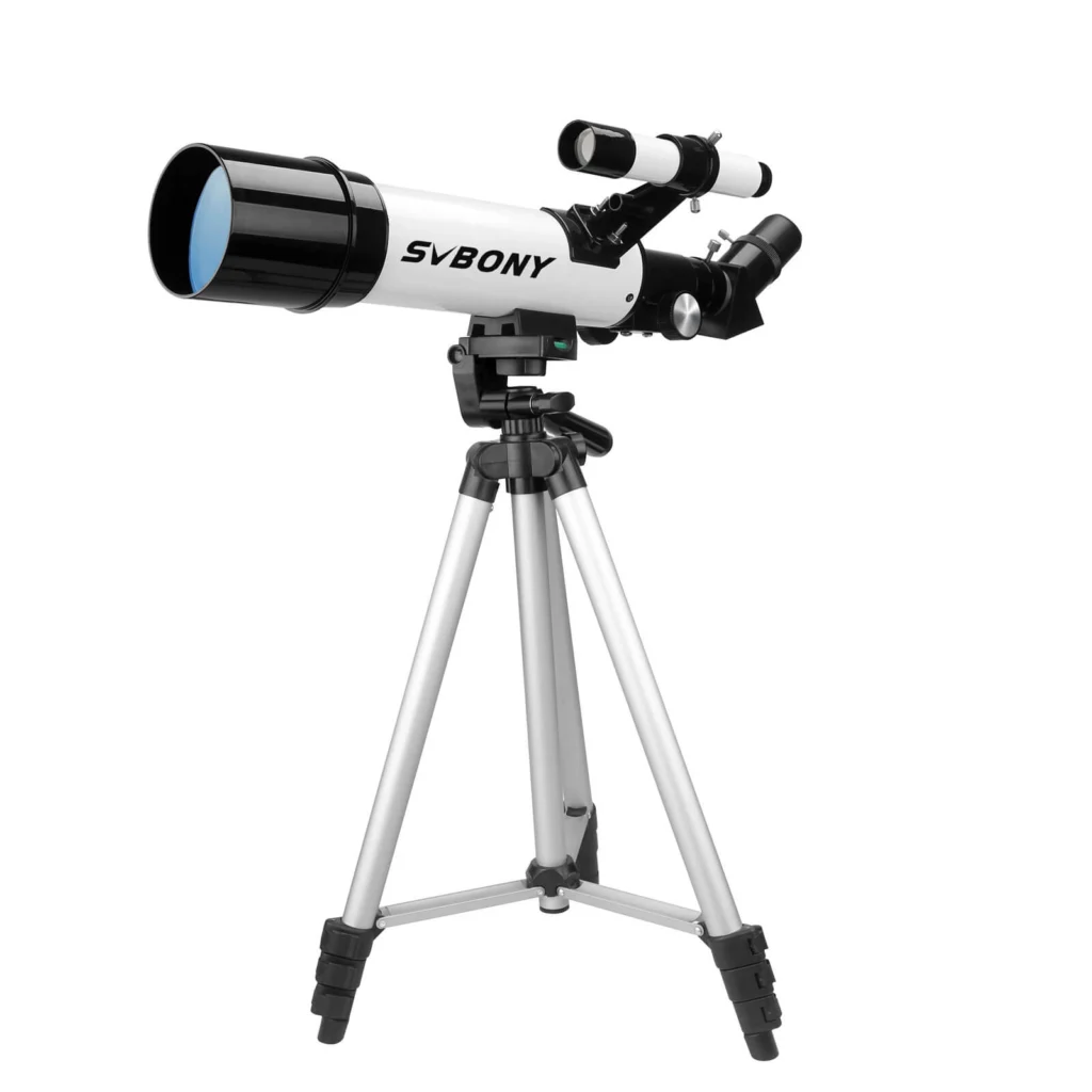 Telescópio refrator branco da marca SVBONY modelo SV501P montado em tripé de alumínio, com buscador acoplado e ocular inclinada, ideal para iniciantes na astronomia.