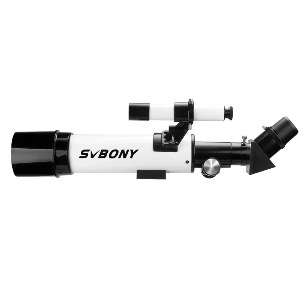 Telescópio refrator branco da marca SVBONY modelo SV501P montado , com buscador acoplado e ocular inclinada, ideal para iniciantes na astronomia.